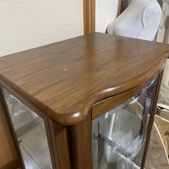コレクションケース　ガラス張り　ライトアップ　鏡張りの画像