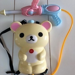 りらっくま　背負う水鉄砲の画像