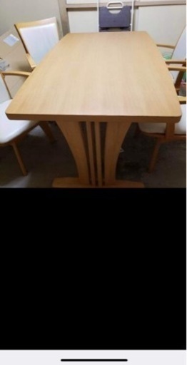 ダイニングテーブルと椅子