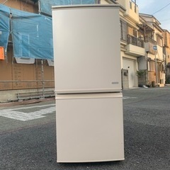🚛配送無料🔰当日配送‼️ 清掃済み🔵 シャープ　冷蔵庫　137L🎖つけかえどっちもドア🎖洗濯機　も出品　大阪　兵庫　京都　奈良　滋賀　和歌山の画像