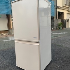 🚛配送無料🔰当日配送‼️ 清掃済み🔵 シャープ　冷蔵庫　137L🎖つけかえどっちもドア🎖洗濯機　も出品　大阪　兵庫　京都　奈良　滋賀　和歌山の画像