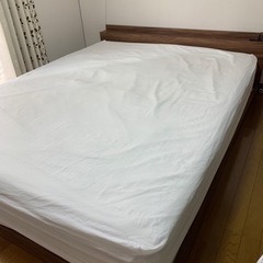 クイーンサイズベッドフレーム（交渉可能）9/1まで
