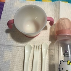 哺乳瓶2本、コップ、離乳食用のスプーンとフォークの画像
