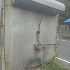 8tトラックのアルミ箱で長さ6メートル80センチ左右換気窓付き建...