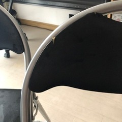 パイプ椅子二脚の画像