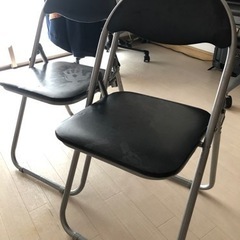 パイプ椅子二脚の画像