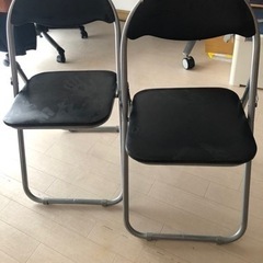 パイプ椅子二脚の画像