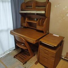 子供用勉強机を、木製、組み立て式、小学生～高校生まで使用実績あり。