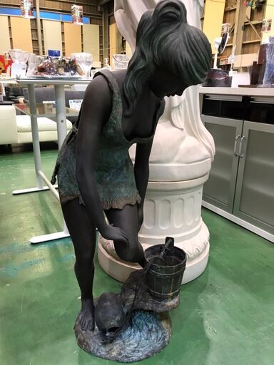 【愛品館八千代店】ブロンズ水汲み女性像