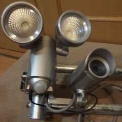 LEDセンサーライトと防犯カメラ
