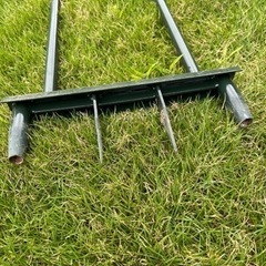 芝生のエアレーション器具の画像