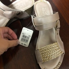 未使用タグ付きサンダルの画像