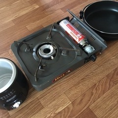 ガスコンロと鍋、小型フライヤーの画像