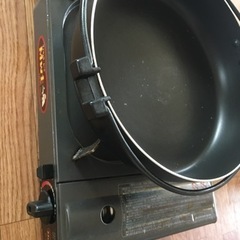 ガスコンロと鍋、小型フライヤーの画像