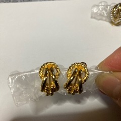 ブローチ3個　イヤリング2組の画像