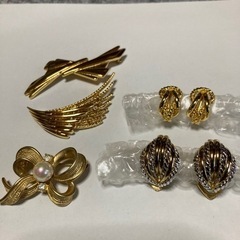 ブローチ3個　イヤリング2組