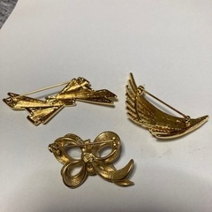ブローチ3個　イヤリング2組の画像