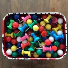 《ケース付き》カラフル　ピン　画鋲　の画像