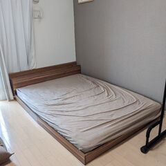 木製のダブルベッド（ロータイプ）のフレームの画像