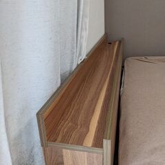 木製のダブルベッド（ロータイプ）のフレームの画像