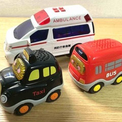 歌うミニカーとピーポー音がする救急車のセットの画像