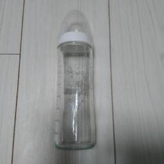 蓋付き哺乳瓶 ヌーク 【プレミアムチョイス】 美品 スリム哺乳瓶②(ガラス製)240ml 交換可能 広口なのにスリム。小さな手でにぎりやすいサイズ ドイツ製 洗浄済の画像