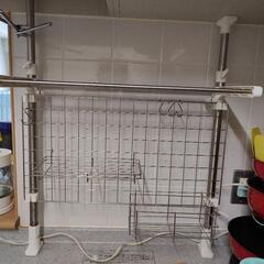 キッチン　つっぱり壁面収納　お引渡しは8月中希望