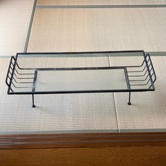 アンティーク　ガラステーブルとポトスの画像