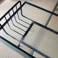 アンティーク　ガラステーブルとポトスの画像