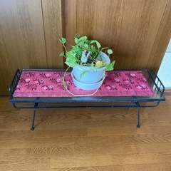 アンティーク　ガラステーブルとポトスの画像