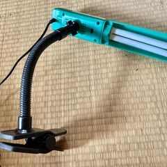 クリップオンタイプでフレキシブルな小型電気スタンド ツインバード製の画像