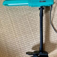 クリップオンタイプでフレキシブルな小型電気スタンド ツインバード製の画像