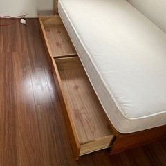 シングルベッド　マットレス、収納、照明付きの画像