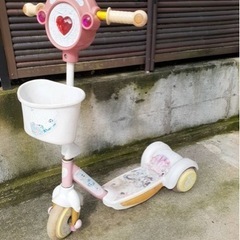 無料　子ども用　アンパンマンカーとキックボードの画像