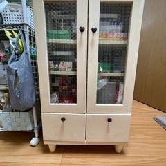 タンス(二種類)、ニトりクイーンサイズベッド(フレームのみ)、ニトリ収納机、ニトリ椅子(全て無料)の画像