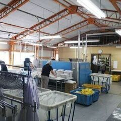 【採用祝い金1万円！】未経験でも出来る仕事ないかなぁ…それならクリーニング工場の軽作業員(ポケットの中身確認など)の画像