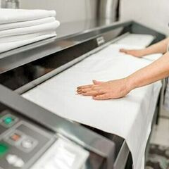 【採用祝い金1万円！】未経験でも出来る仕事ないかなぁ…それならクリーニング工場の軽作業員(ポケットの中身確認など)の画像