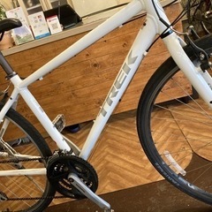 TREK FX7.2アルミフレーム】700×32c 24段変速 クロスバイク ホワイト