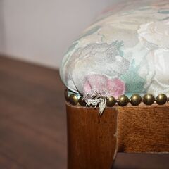 【ヤ取終了3/30】≪zy630≫イギリス/英国 アンティーク調 授乳 ナーシングチェア スツール付き カブリオールレッグ 子育て 40815-02の画像