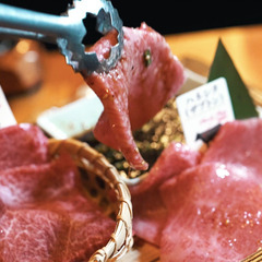 浅草⭐︎英語も学べる焼肉屋のホールスタッフ　時給１3００円〜　まかない付き　交通費支給の画像