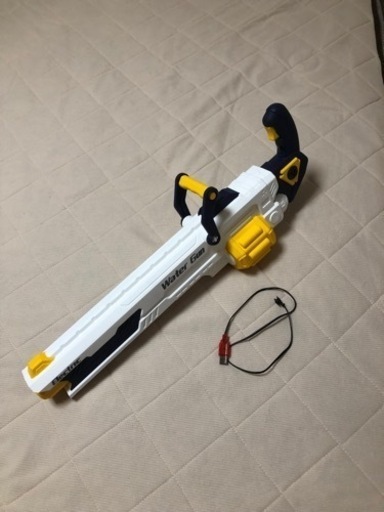 新品同様品●電動水鉄砲★超強力飛距離★高速連発★1200mL大容