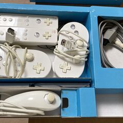 【セット】Wii本体　と　WiiFit　ソフト２本セットの画像