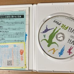 【セット】Wii本体　と　WiiFit　ソフト２本セットの画像