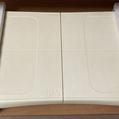 【セット】Wii本体　と　WiiFit　ソフト２本セットの画像