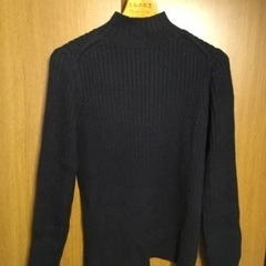 ユニクロ　黒セーター　トップス　大阪市内一部無料配達手渡しの画像