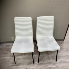 白いイス２つ売りますの画像