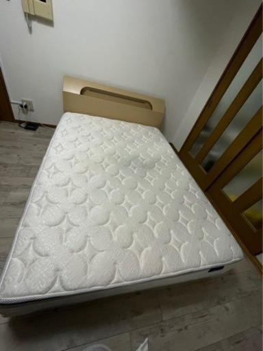 ラストチャンス!コンセント付きダブルサイズのベッド(マットレス込み!!) 2年未満の使用