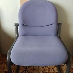 薄青色のしっかりした椅子