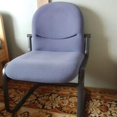 薄青色のしっかりした椅子の画像