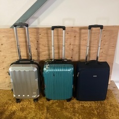 ● キャリーバッグ、スーツケース、どれでも１つ1000円、残り２個の画像